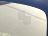 【ブラインドスポットモニタリング】走行中、ドアミラーの死角になりやすい箇所に後続車が接近するとサイドミラー付近に警告を表示、ドライバーに注意喚起をしてくれます。