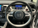 運転にかかわる様々な操作を安全に行えるように視点移動が少なく操作性に配慮されたスイッチ類が凝縮されたコクピットです。