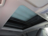 メーカーオプションの電動ムーンルーフが装備されており車内に心地いい開放感を与えてくれます