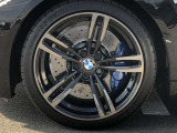 BMW純正19インチホイール。洗練されたデザインで、足元の個性を引き立てます。