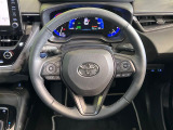インテリアに合わせたデザインのステアリングは、運転される方のことも考え、運転しやすい形状、大きさです。是非一度、実際に触ってお確かめください。