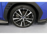 STIスポーツ専用 245/40R18&18インチアルミホイール装備!トルクを路面に伝えるのに十分なタイヤです!電子制御ダンパーも装備です!