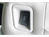 後部座席向けにもUSBソケットがついていますのでコードを繋げばスマートフォンなどの充電が出来ます!