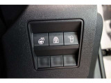 精巧に作りこまれたトグルスイッチにはハザードランプ、ドアロック、前後のデフロスターなど、頻繁に使用する機能をワンタッチで操作できます。