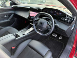 運転席周辺は、プジョー独自の設計思想が生み出した『i-Cockpit』