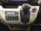 CVT車のセレクトレバーです。低速から高速まで、変速ショックのないスムーズな走りを実現するとともに、エンジン効率のよい領域を維持することで燃費にも貢献します。