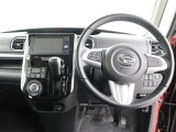運転席側から見た写真です、お車にマッチングするように考えられたインパネデザイン!沢山のスイッチ類も運転される方が使いやすい位置に配置されていますね!