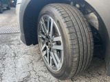 タイヤサイズは215/45R17です