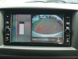 クルマを真上から見下ろしているかのような映像によって、車庫入れや縦列駐車などの駐車時に、自車と駐車位置の関係をひと目で確認でき、スムースな駐車をサポートします。