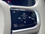 【ステアリングスイッチ】運転中、前方から目線をそらさずにオーディオ等の操作ができるよう、適切に配置されたスイッチ類。安心&快適なドライブを演出してくれる便利な機能です。