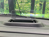 【ヘッドアップディスプレイ】現在の速度や走行情報をデジタル表示で運転席前方のガラスに投影!運転中、目線をずらさず必要な情報を確認できるのでとっても便利で安心!