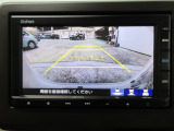 バックカメラの画像です。ガイドラインがスムースな車庫入れをサポートいたします。車庫入れの安心感がアップしますね。