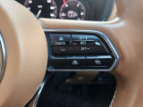 【マツダ・レーダー・クルーズ・コントロール (MRCC)】運転者がアクセルやブレーキを踏まなくても設定した速度での定速走行や先行車との車間距離を一定に保つ追従走行により、運転者の負担を軽減するシステムです。