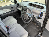 足元スッキリ、運転席・助手席