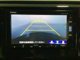 バックでの車庫入れも安心です! リアカメラが付いているバックモニター付のナビを装備しております。操作線もついており距離感も画面から確認できます。
