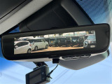 【デジタルインナーミラー】車両後方カメラの映像をルームミラーに映すことが出来ます。 そのため、後席に人や荷物があって後方が見えづらい場合でもしっかり視界を確保することが出来ます。