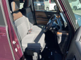 シートリフターは、運転席の座面を上下させて、体格に合わせて調整できる機能です。視界の確保やペダルの操作性、疲れにくさの向上に役に立ちます。
