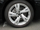 全車両に標準装備の純正アルミホイールは、純正ならではのバランスの良いデザインと、走行安定性をお楽しみ頂けます。