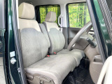 運転席まわりには十分なスペースがあり、大柄な方でもゆったり運転していただける環境です。