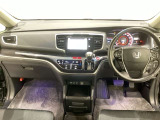 車内は光触媒抗菌消臭施工済です。インパネ周りはスタイリッシュなデザインです。グローブボックスやカップホルダーのほかにトレーなどたくさんの収納スペースが付いています。
