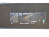 様々な情報を映し出すマルチファンクションディスプレイ。シフトレバーをリバースにすると連動してサイドカメラ映像&バックセンサーに切り替わります。スイッチ一つでフロントカメラへの切り替えも出来ます