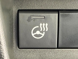 【ステアリングヒーター】冬場に冷たくなりやすい革巻きステアリングを、スイッチ一つで素早く適温に!エアコンよりも早く温まってくれるので、寒い日の運転も快適になりますね♪