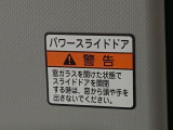 見た目が大事!な外装はぴかっとキレイに磨いており、経年のくすみもよみがえっております。ヘッドライトやドア周辺を磨く際にはマスキングテープを使用して保護しながら丁寧に作業をしております。