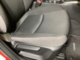 運転席にはドライバーの体型や好みに応じて前後方向だけでなく、高さの調整ができるシートリフターを装備!