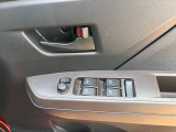 運転席ウィンドウはオート機能付きです。