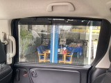 後席スライドドアにはロールサンシェイドも装備されております。日差しはもちろん、外から中が見えにくくなりプライバシーも守られます。