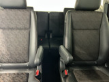 車外に出なくても運転席から3列目シートまで移動が可能です。子育てや荷物が多いときなど利便性が高いです