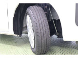 タイヤサイズ 165/65R14。スタイリッシュなデザインのホイールキャップ付きスチールホイールを装着しています。