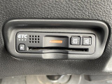 【ETC】有料道路を利用する際に料金所で停止することなく通過できる、ETC車載器(ノンストップ自動料金収受システム機器)が装備されています。セットアップを行うことで利用可能になります。