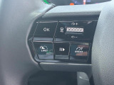 アクティブクルコンはレーダーが前方車を検知、設定速度よりも遅い車両が現れても、車間距離を保つためにエンジンブレーキとシフトダウンによって自動減速。車間距離が開けば、設定された速度まで再加速します。