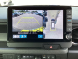 バックギアに入れますとご覧のような画像に自動的に切り替わります。車庫入れ時に役立ちます。