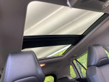 【大型サンルーフ】車内の解放感が一気に上がる大型のパノラマルーフ!季節を問わず開放的で快適なドライブをお楽しみいただけます。流通量も少なく希少価値の高い人気の装備です♪