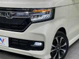 【LEDヘッドライト】悪天候や夜間走行時も良好な視界を確保し安心して運転できる高輝度LEDヘッドライトを装備!点灯速度が早く、消費電力も抑えられています。