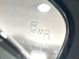 【ブラインドスポットモニター】走行中、ドアミラーの死角になりやすい箇所に後続車が接近するとサイドミラーのレンズに警告を表示!ドライバーに注意喚起をしてくれます。