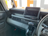 助手席周辺はこのようになっております。運転手だけでなく助手席に一緒に乗られる方も広々と快適にお乗り頂けるような設計です!各種装備を次の写真からご案内いたしますのでご覧ください。