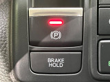 【電動パーキングブレーキ】パーキングブレーキは便利な電動式!ボタン一つで操作でき、アクセルを踏めば自動で解除されます♪レバーやペダルが無いので運転席廻りもすっきりしますね♪