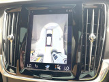 【360&deg;ビューカメラ】4台の高解像度カメラで360度の鳥瞰図を表示。隣の車や壁、死角にある障害物などを画面で確認できるため、狭いスペースでの駐車・出入りも安心です。
