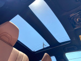 【パノラマルーフ】大型のガラスルーフ搭載で車内の解放感が一気にアップ!開放的なドライブをお楽しみいただけます。