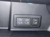 充電用USB端子付き。スマートフォンなどの充電に便利です。