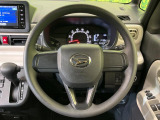 インテリアに合わせたデザインのステアリングは、運転される方のことも考え、運転しやすい形状、大きさです。是非一度、実際に触ってお確かめください。