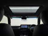 【ムーンルーフ】チルトUP・スライド電動式のムーンルーフが装着されております。車内の空気の入れ替えはもちろん、日光の取り入れや天体観測、などお楽しみいただけます。