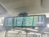【インテリジェントルームミラー】後席の大きな荷物や同乗者で後方が確認しづらい時でも安心!カメラが撮影した車両後方の映像をルームミラー内に表示。クリアな視界で状況の確認が可能です!