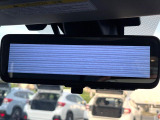 【スマートリヤビューミラー】後席の大きな荷物や同乗者で後方が確認しづらい時でも安心!カメラが撮影した車両後方の映像をルームミラー内に表示。クリアな視界で状況の確認が可能です!