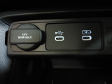 12V電源ソケットを設置しております。周辺機器の充電にご利用頂けます。便利なUSBジャックも付いています。