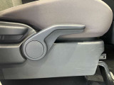 運転席はご自身の適切な運転ポジションへ移動可能なラチェットが付いております。