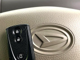 【キーフリーシステム】カバンやポケットに入れたままでもドアの施錠・解錠が可能なスマートキーを装備。エンジンのオン・オフ時もカギを取り出す必要が無いからとっても便利です♪
